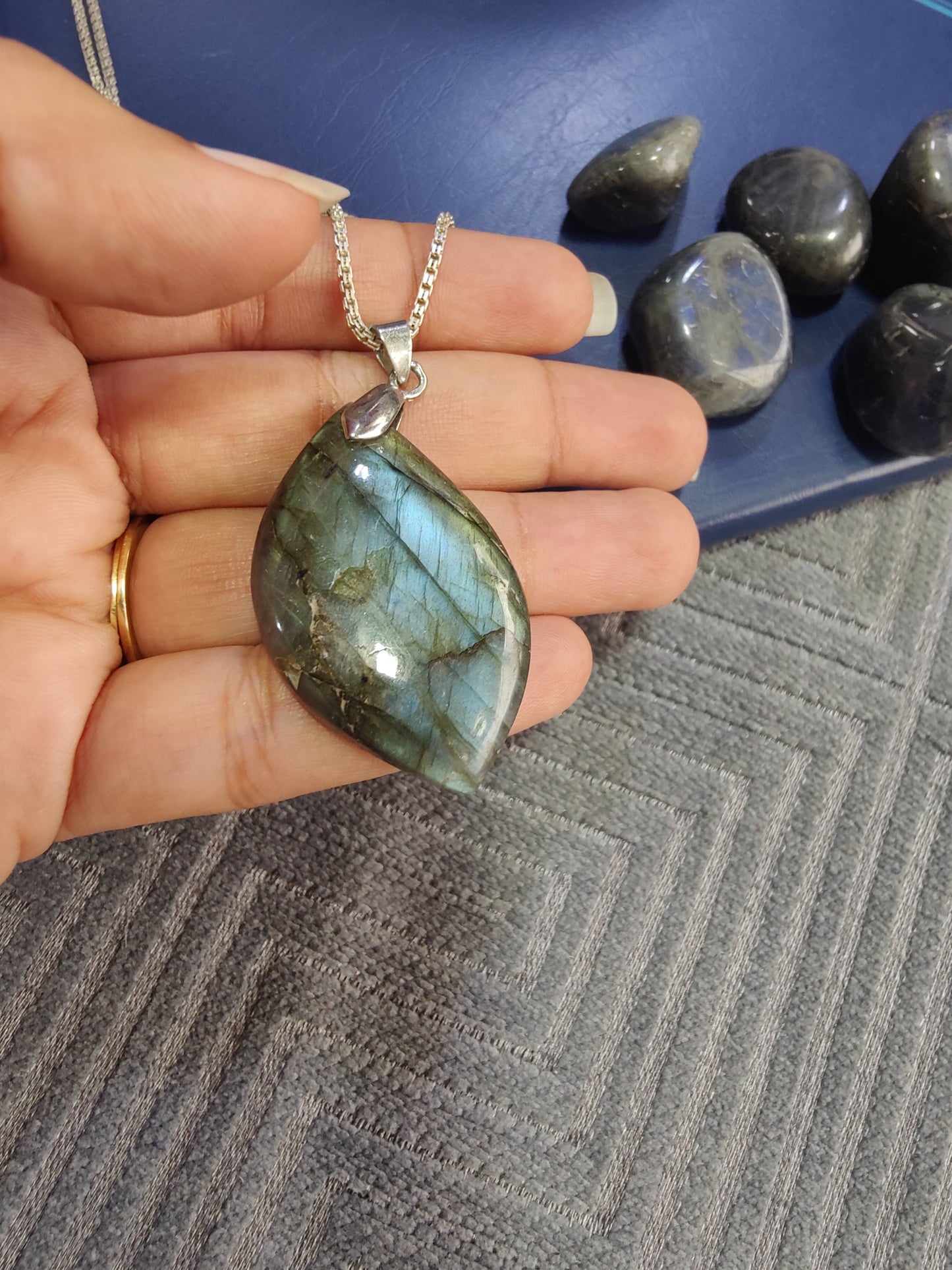 Welcome Change with Labradorite Leaf Pendant (Big)